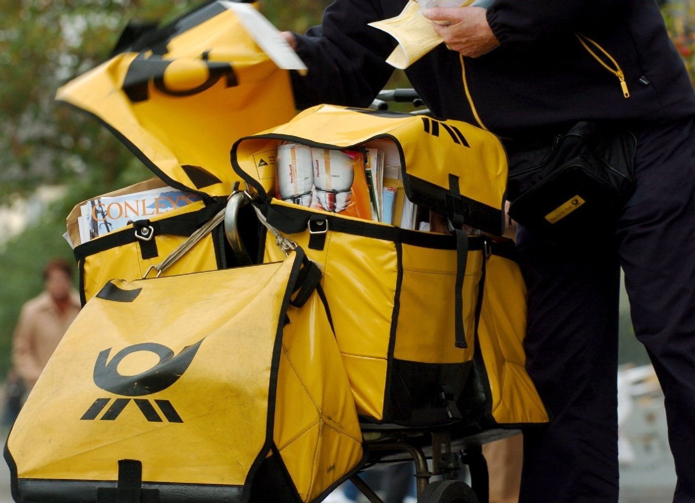 Immer mehr Menschen kommunizieren per Mail oder SMS – und schreiben weniger Briefe und Postkarten. Das hat negative Auswirkungen auf die Zustellerbranche.