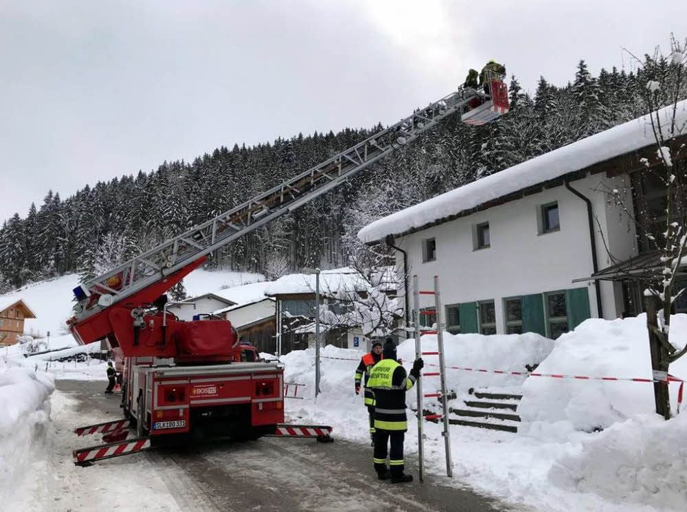 Drehleiter im Dauereinsatz: Sieben Tage lang waren die Bernburger mit eigener Technik vor Ort in Bayern.