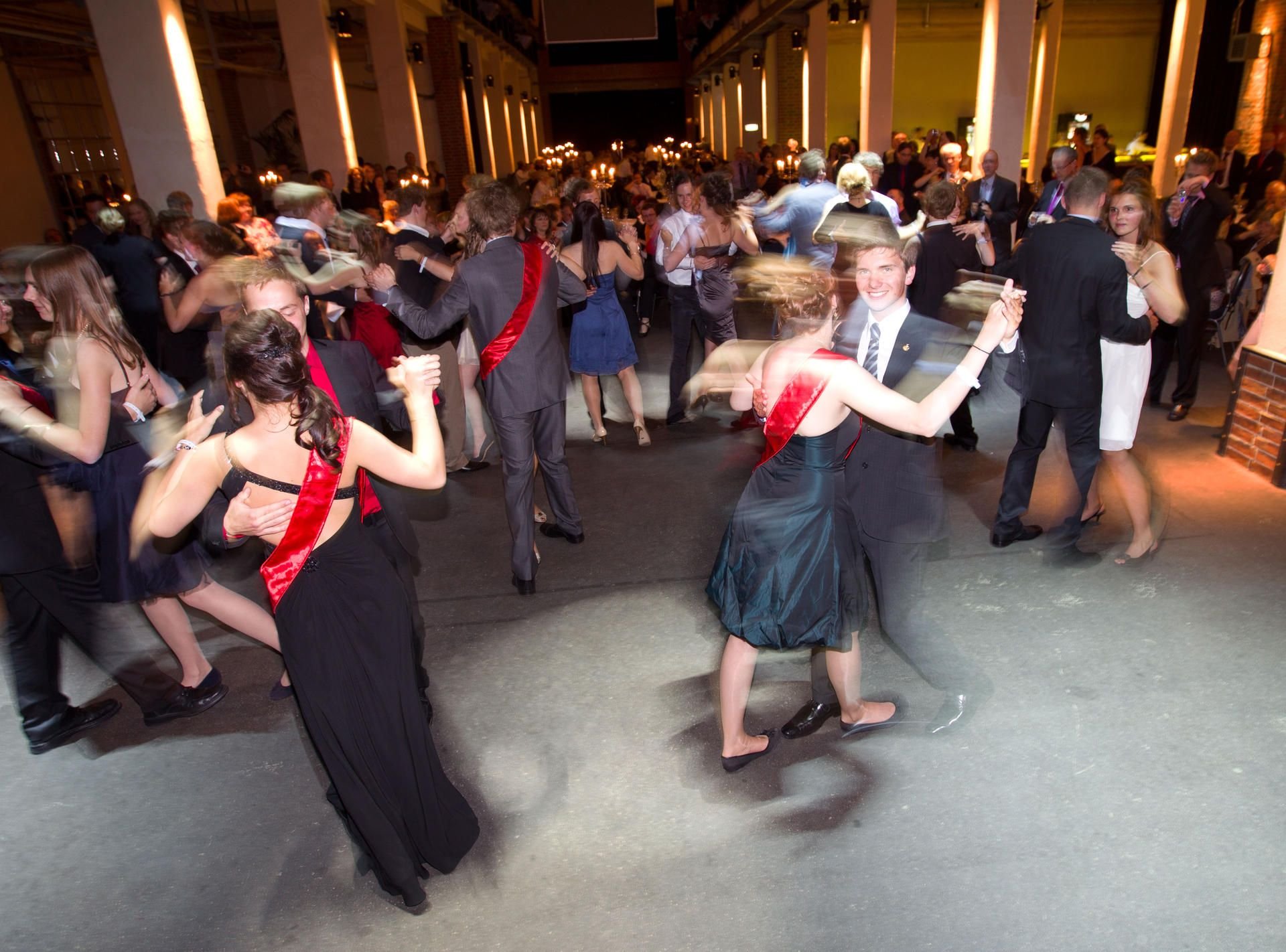 Edle Locations, pompöse Kleider, teure Menüs: Manche Abi-Jahrgänge geben für den Abiball viel Geld aus.
