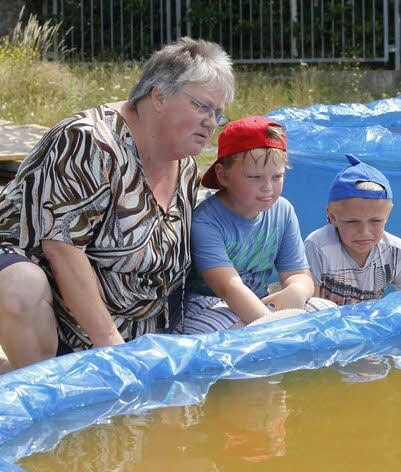 Betreuer und Kinder waren traurig, dass die ersten Pools zerstört wurden. Jetzt freuen sie sich über die anonyme Spende.