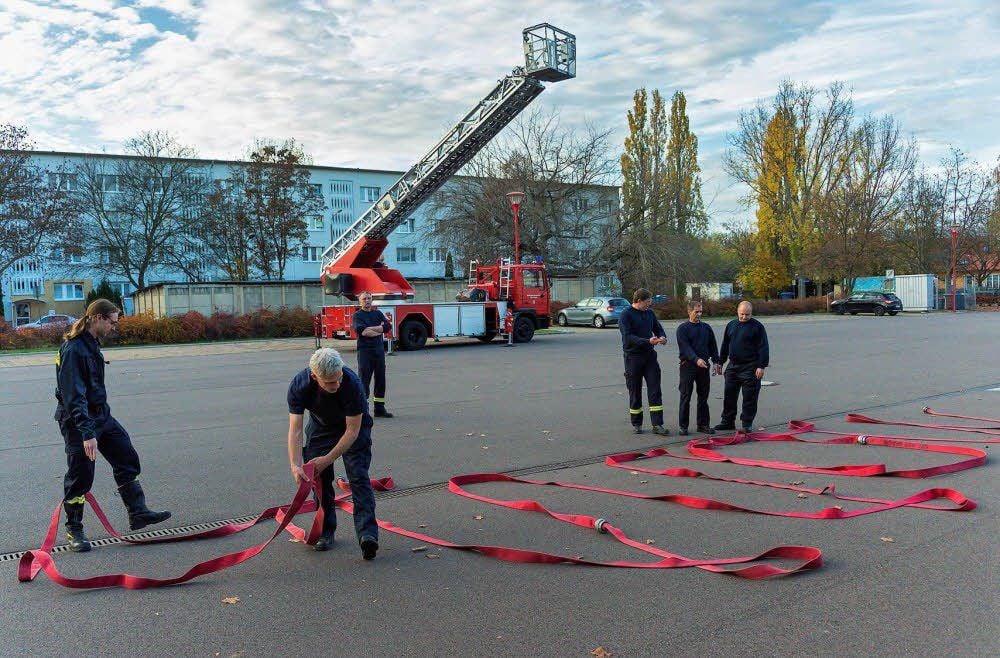 Die Einsatzkräfte der Merseburger Hauptwache haben bei der Umsetzung geholfen.
