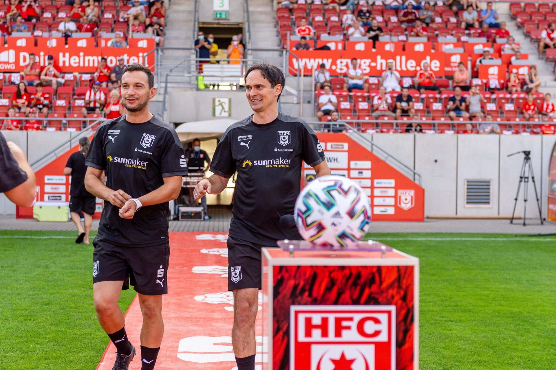 HFC-Cheftrainer Florian Schnorrenberg (r.) und Co-Trainer Daniel Ziebig (.) zum Trainingsauftakt des HFC im Stadion.
