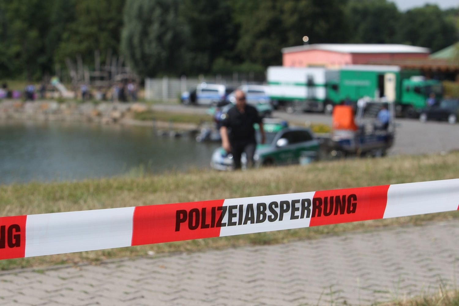 Absperrband der Polizei sichert am 28. Juli 2016 in Leipzig das Naturbad 'Bagger' im Stadtteil Thekla. In dem See entdeckten zwei Schwimmer eine zerstückelte Leiche, die in einer Plastiktüte verpackt war.