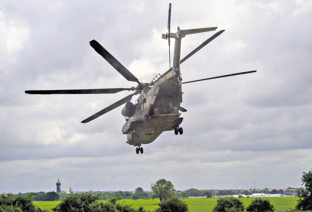 Der große Transporthubschrauber CH-53 der Luftwaffe auf Übungsflug: Mittwochmorgen erkundete die Besatzung das Gelände auf der Festwiese.