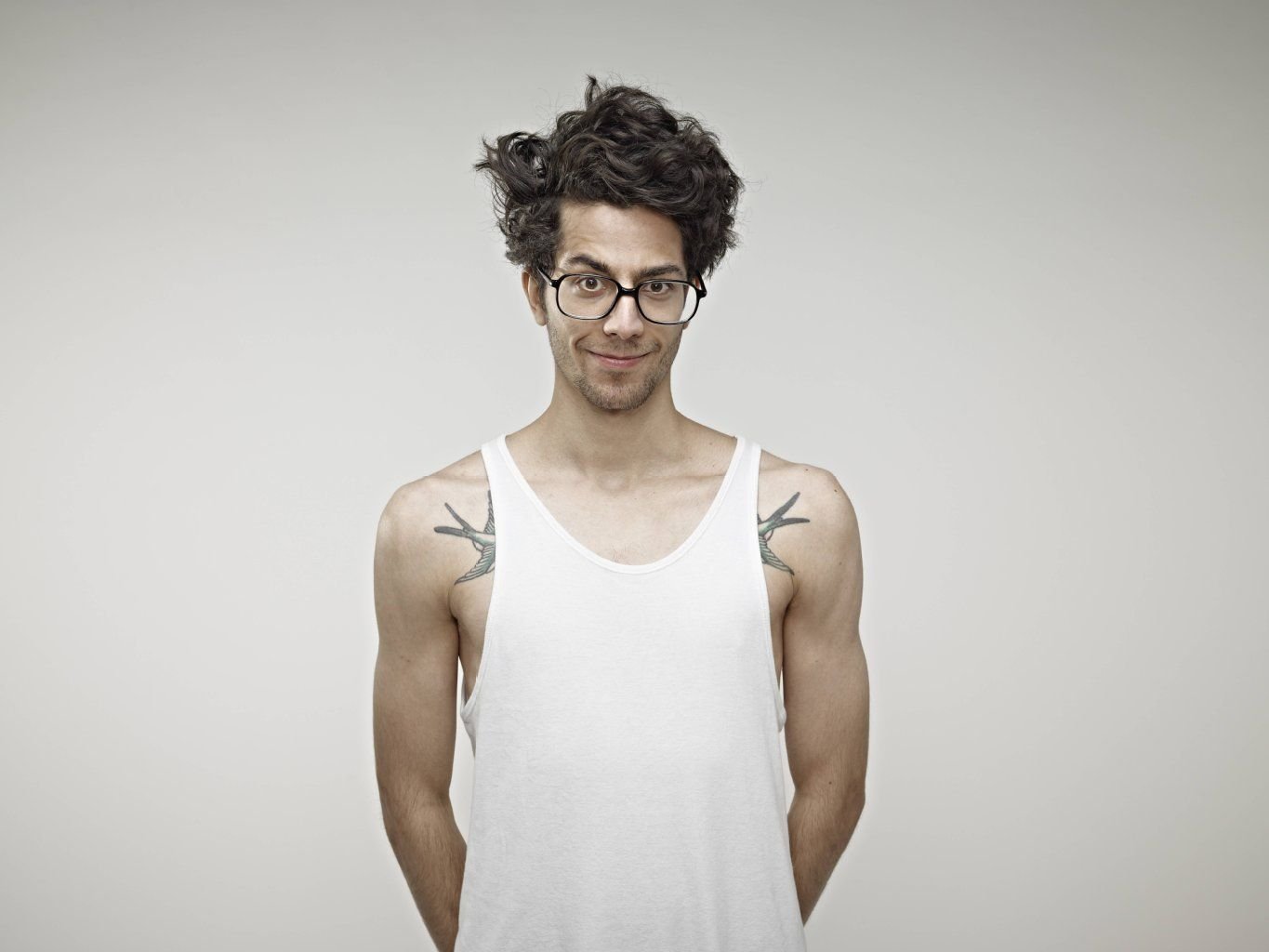 Einer wie alle: Hipster aus Kreuzberg mit „Bed Hair“, isst vegan, kauft nur Bio, raucht nicht, macht Yoga und pflegt seine Work-Life-Balance in seiner Datsche in der Uckermark.