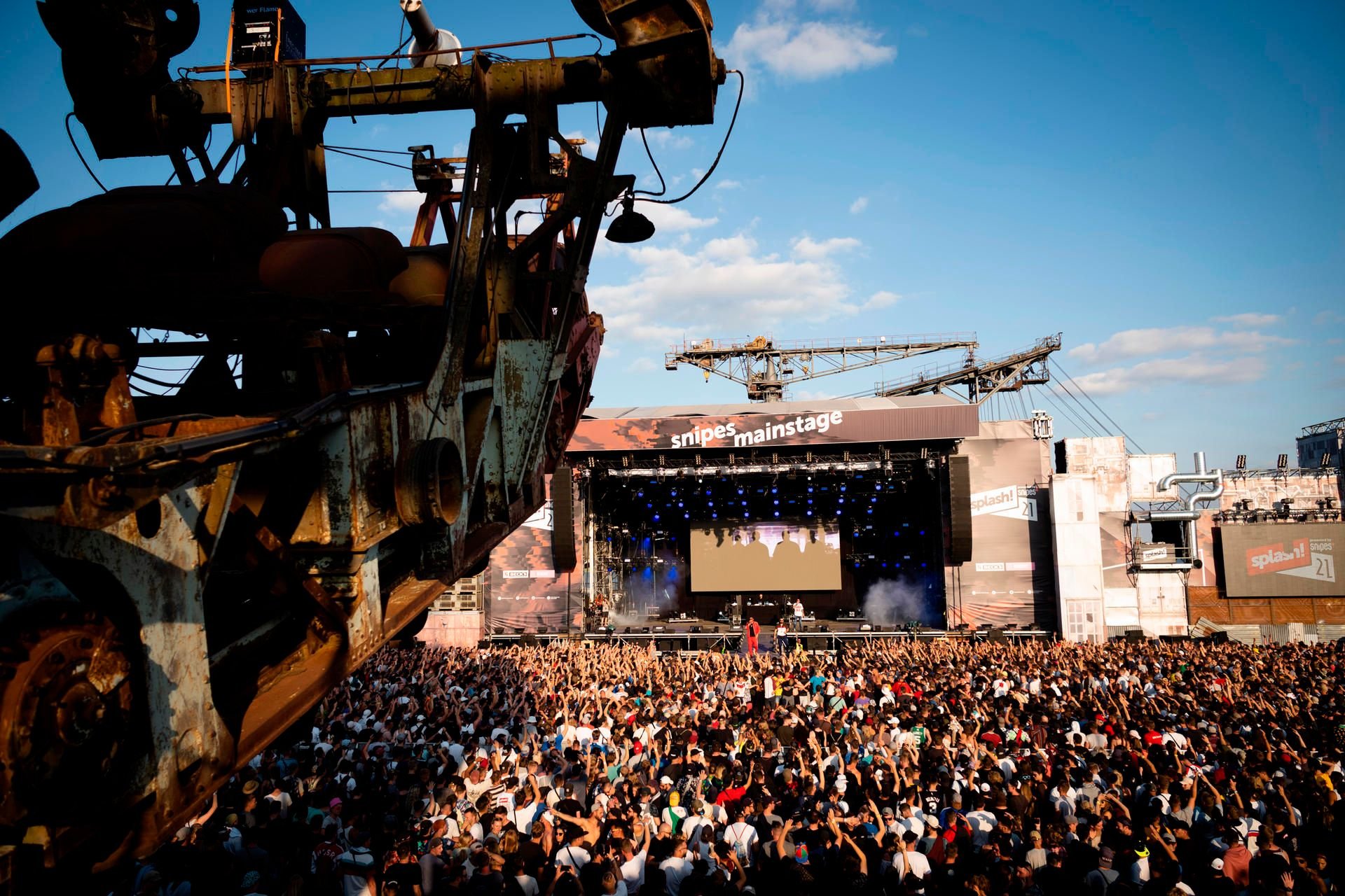Besucher feiern auf dem Splash! Festival in Ferropolis. Drei Tage lang wird vor der Industrie-Kulisse auf der Halbinsel Ferropolis Hip-Hop gespielt.