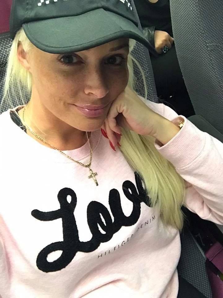 Sichtlich erschöpft: Auf ihrem Flug nach Mallorca ist Daniela Katzenberger von betrunkenen Männern im Flieger angepöbelt worden.