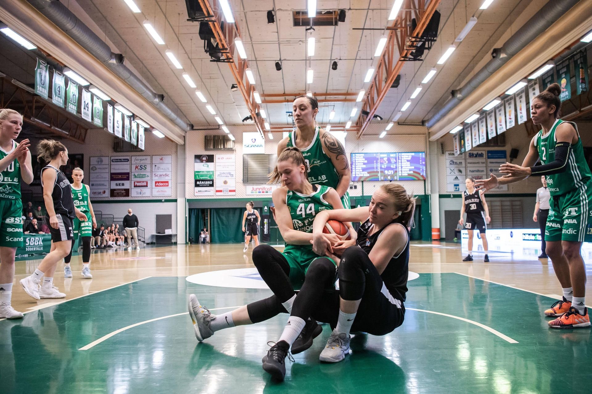 Meret Kleine-Beek (Nummer 44) für ihren Klub Telge im Kampf um den Ball.