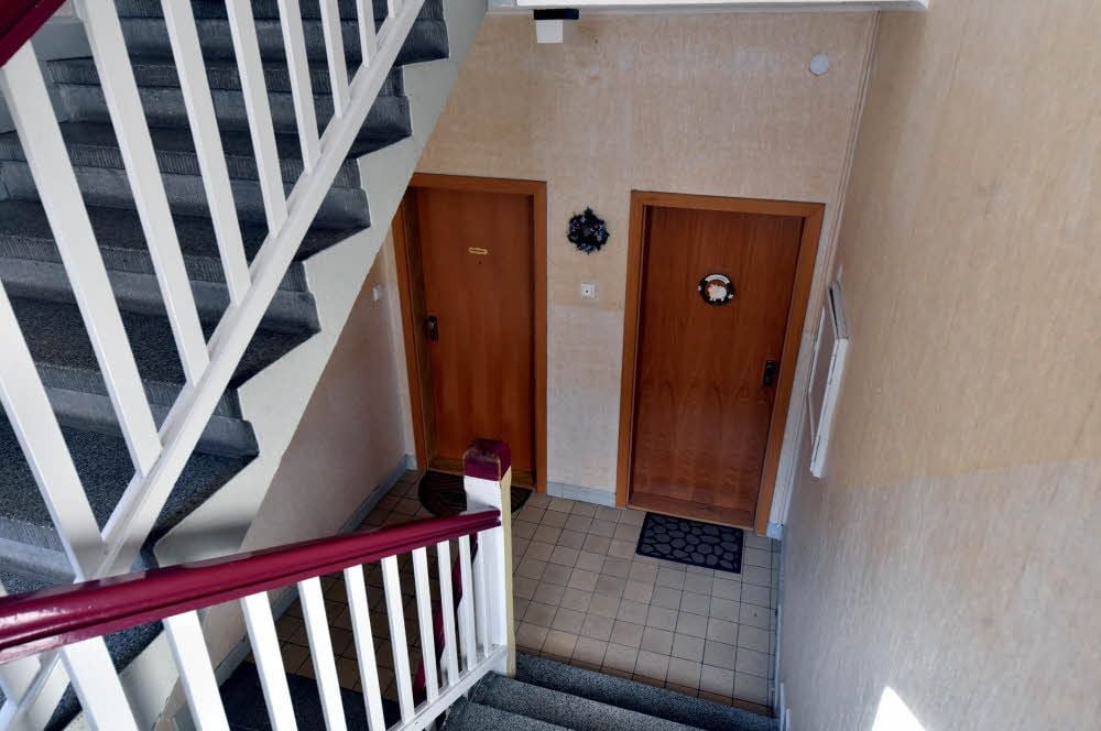 Hinter der linken Wohnungstür des Mietshauses in der Lessingstraße hat eine Ungarin illegal ihre Dienste als Prostituierte angeboten.