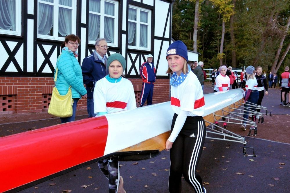 Marit Großhans (li.) und Tamara Kairies holen das Boot ein letztes Mal in dieser Saison aus dem Schuppen.