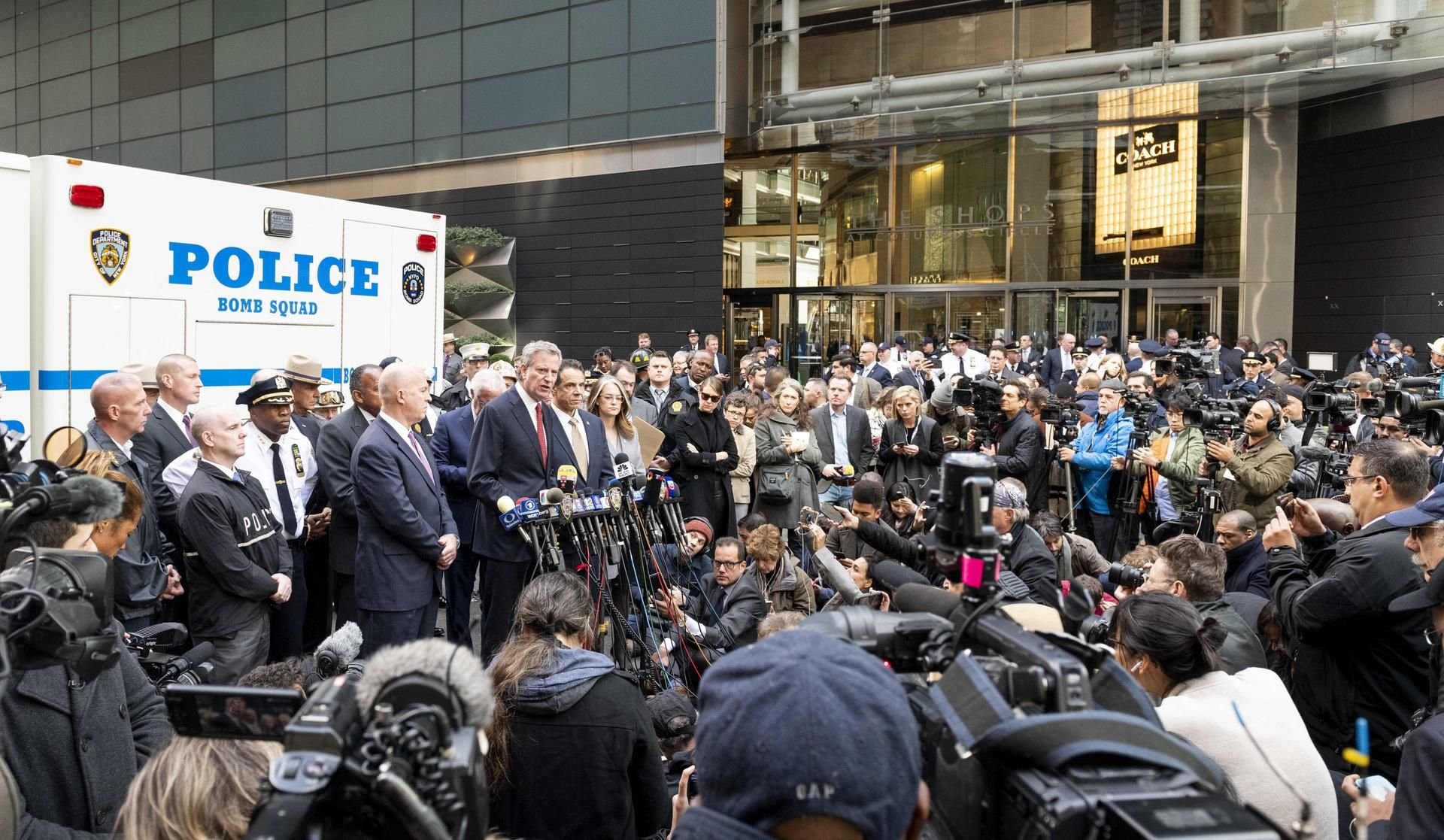 Bill de Blasio (M), Bürgermeister von New York spricht zur Pressevertretern, nachdem das CNN-Gbeäude evakuiert wurde.