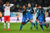 Hoffenheims Torschütze zum 3:0, Serge Gnabry (2.v.l.), jubelt mit Mannschaftskollegen über das Tor.