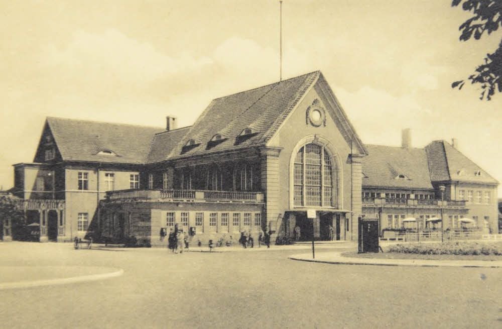 Wird im nächsten Jahr 100 Jahre alt: Das vom Architekten Karl Jüsgen entworfene Bahnhofs-Empfangsgebäude, hier auf einer alten Ansichtskarte.