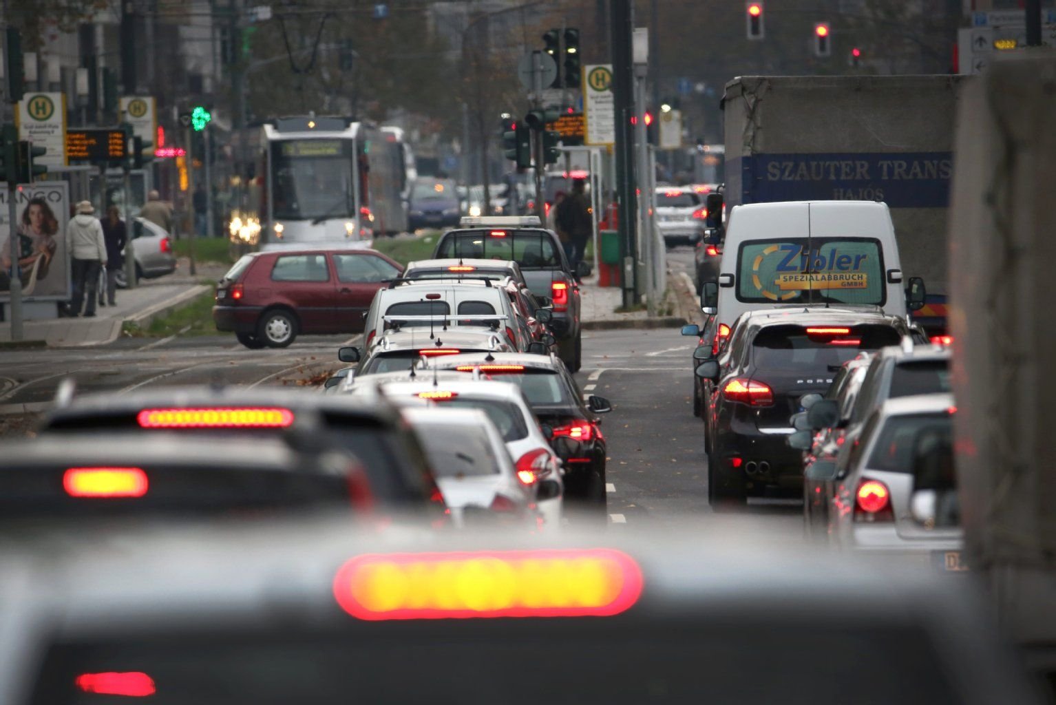 Nach vorne immer: Autofahrer denken nur selten an das, was hinter ihnen passiert. Dabei könnte mehr Umsicht manchen Stau entschärfen.