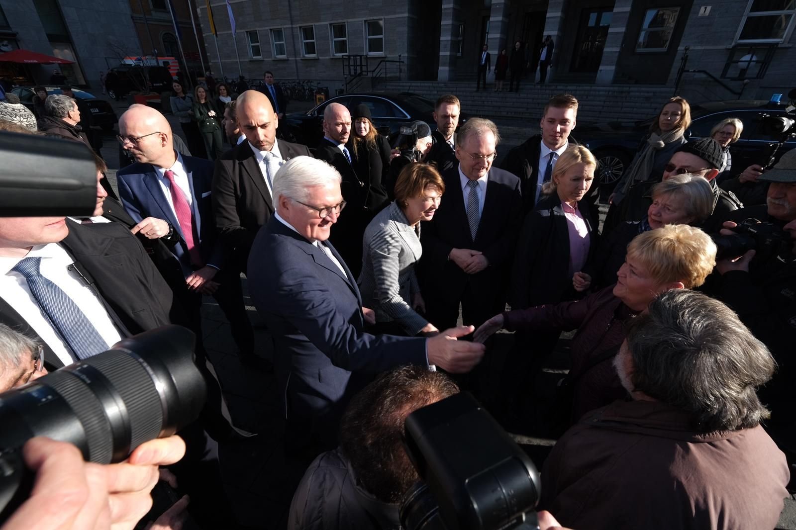 Bundespräsident Steinmeier bei der Ankunft auf dem Markt in Halle