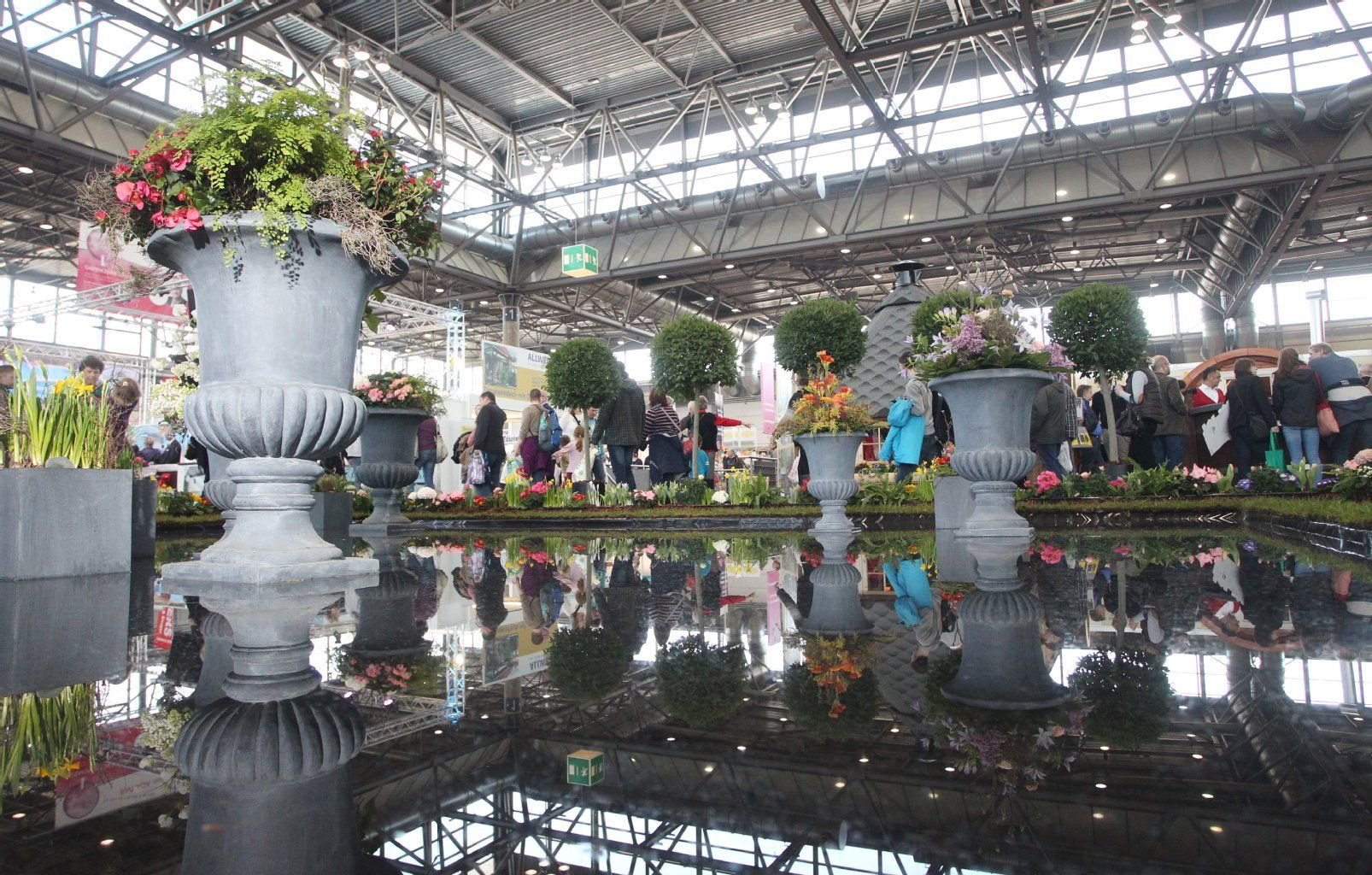 Messebesucher gehen über die Messe 'Haus-Garten-Freizeit'. Vom 13. bis 21. Februar 2015 werden dort Angebote für Garten, Bauen, Wohnen und Freizeit präsentiert.