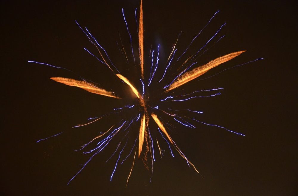 Farbschauspiel am Himmel: Eine von den Raketen, die Michael Funke vom „Funkenwerk“ im Angebot hat.