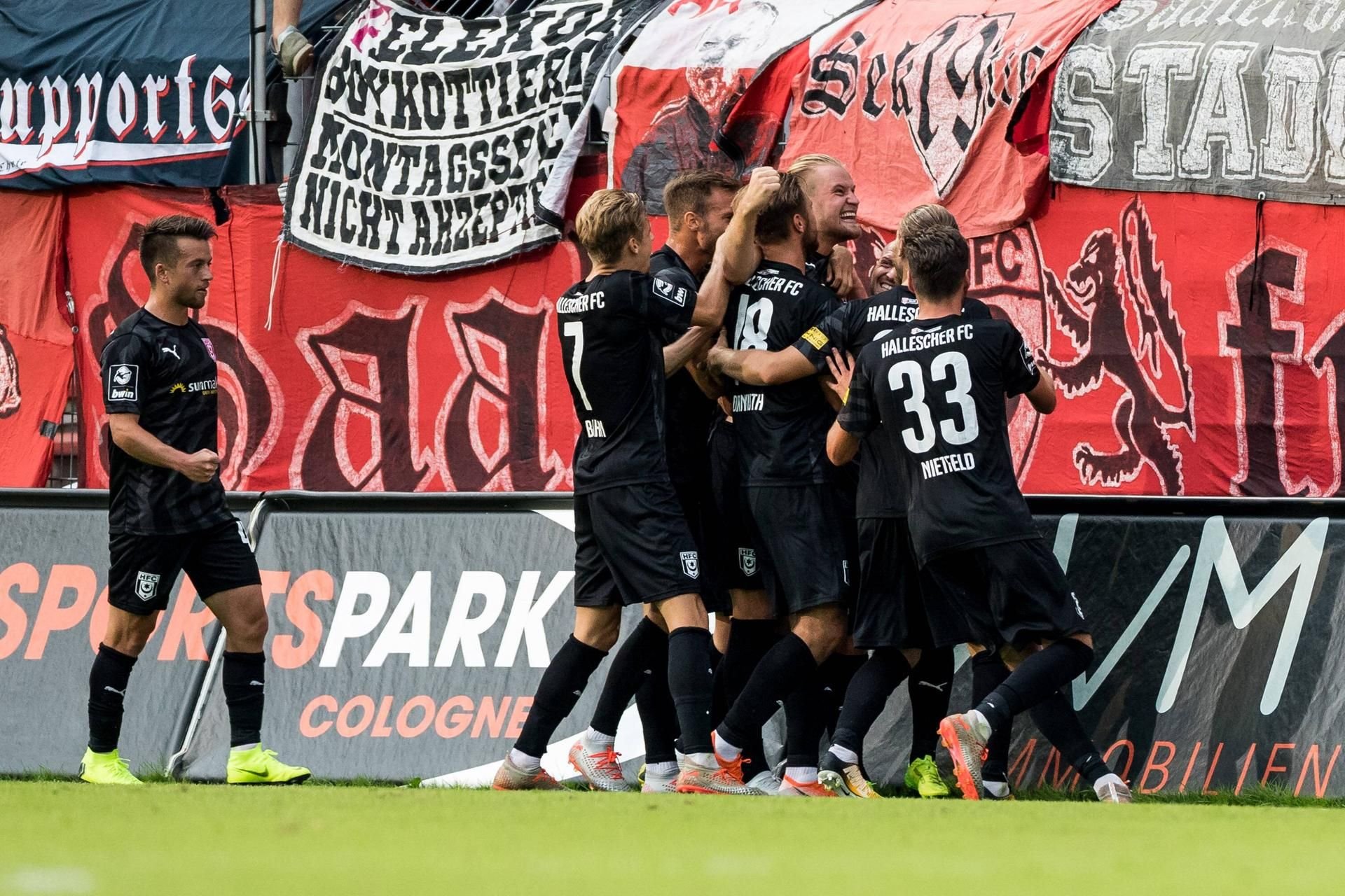 Jubel beim HFC nach dem Tor von Sebastian Mai in Köln.