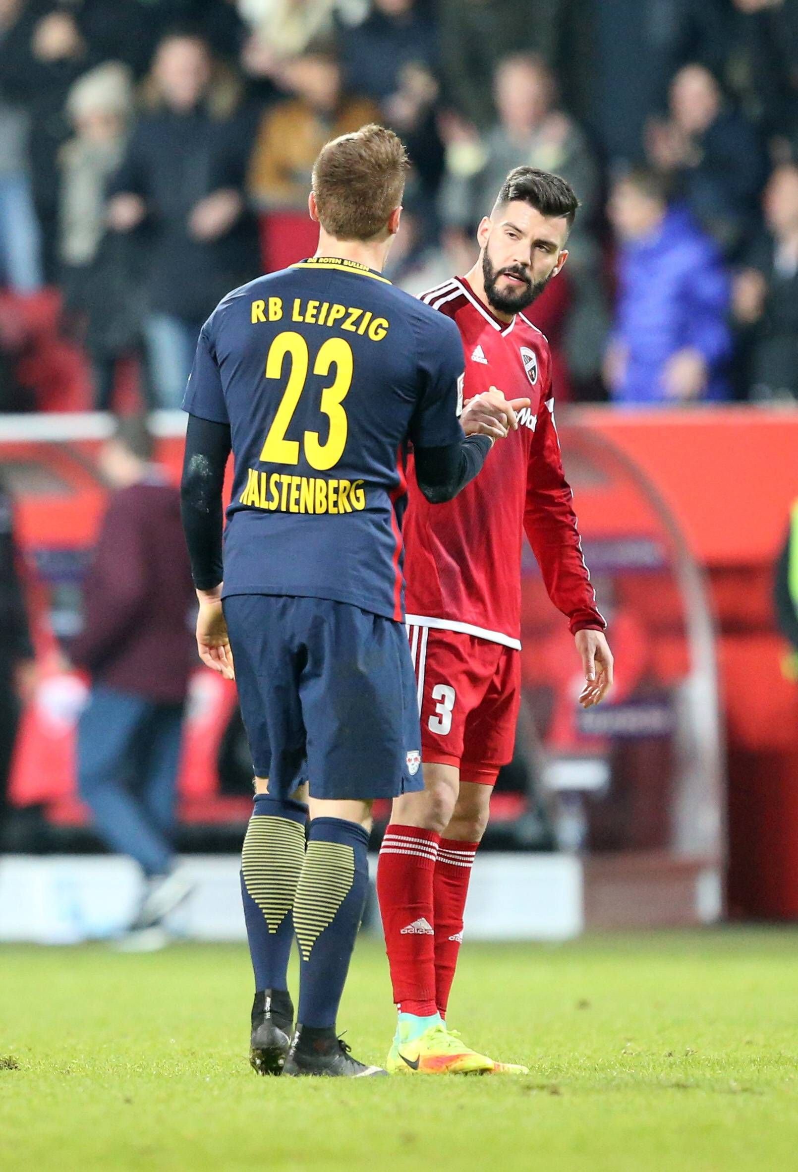 Marcel Halstenberg mit seinem Vorgänger Anthony Jung.