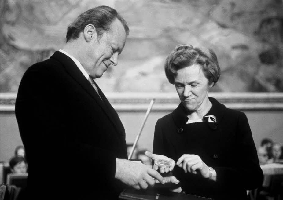 1971, Oslo: Bundeskanzler Willy Brandt erhält den Friedensnobelpreis.