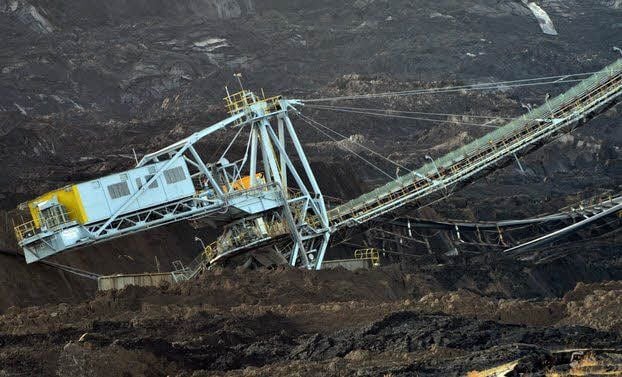 Ein Großgerät zur Abraumbeseitigung liegt am Fuße des Tagebaus. Die Erdmassen haben es mit in die Tiefe gerissen. Wann die tonnenschwere Technik geborgen werden kann, ist noch völlig offen.