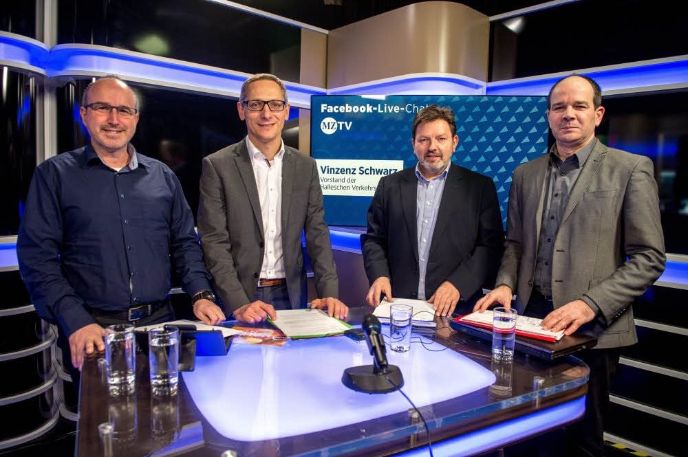 Dirk Skrzypczak, Halles MZ-Chefreporter, im Live-Chat mit Vinzenz Schwarz, Erhard Krüger und Christian Rösel von der Halleschen Verkehrs AG (v.l.).