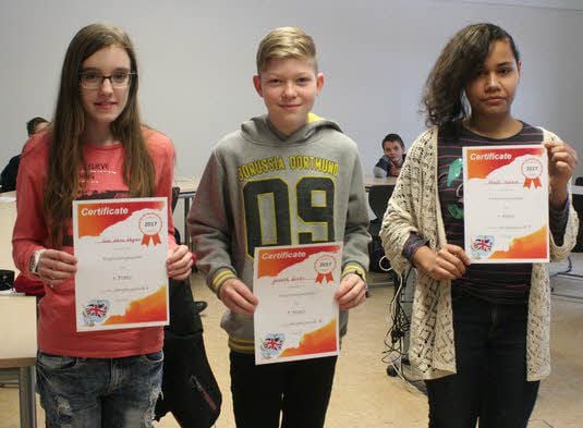 Die drei Sieger (von links): Lisa-Marie Wagner (Klasse sieben), Jannick Winter (sechste Klasse) und Phoebe Eliakim (fünfte Klasse).
