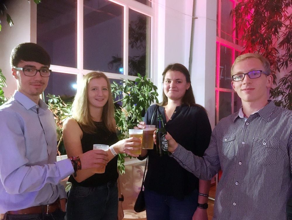 Johannes Thiele (v.li.), Alexandra Schlegel, Franzi Lehmann und Daniel Micklisch stoßen bei der feierlichen Immatrikulation in der Strenzfelder Mensa auf ihren Studienbeginn an.