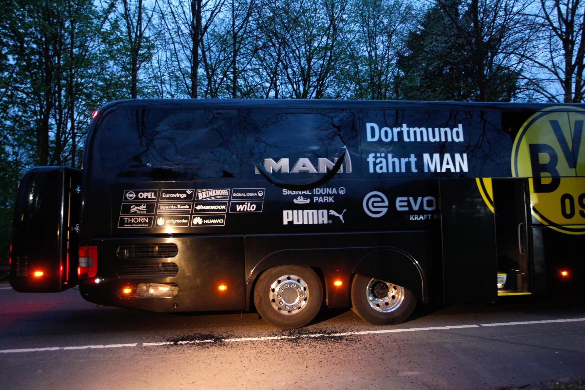 Der Bus von Borussia Dortmund steht mit einer beschädigten Scheibe am 11.04.2017 in Dortmund (Nordrhein-Westfalen) an einer Straße. Kurz nach der Abfahrt der Mannschaft von Dortmund vom Hotel zum Stadion sind in der Nähe des Mannschaftsbusses drei Sprengsätze explodiert.