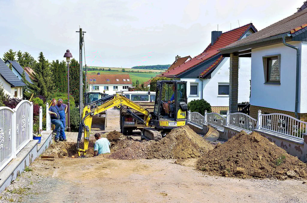 Neue Hausanschlüsse sind im Sommer im Kieferweg in Wetterzeube verlegt worden. Für den Straßenausbau müssen die Anwohner nichts bezahlen.