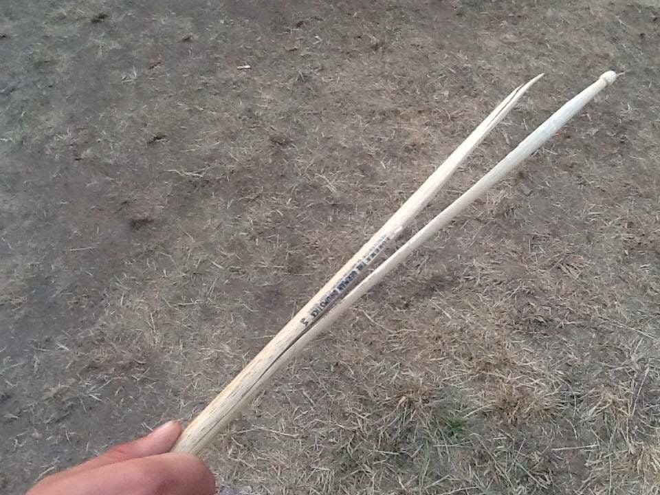 Das sind die Sticks des Drummers von Teesy. Wir hoffen, er hat Ersatzsticks dabei.