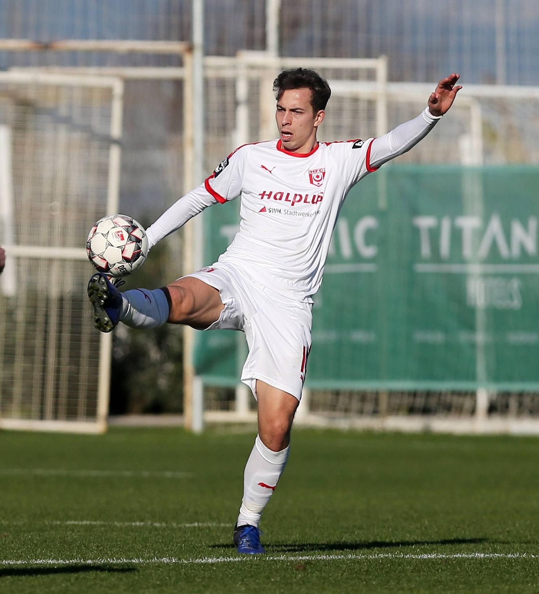 Maximilian Pronichev darf sich gegen den FC Ingolstadt im HFC-Trikot beweisen.