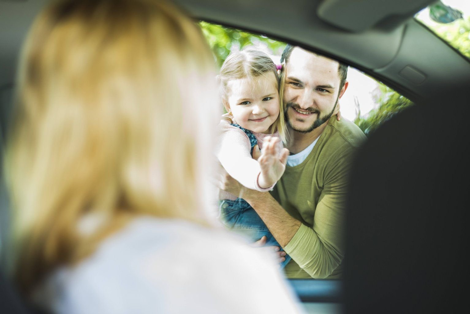 Tschüs, Mama! Wenn Mütter arbeiten gehen, kann das sehr positive Auswirkungen auf das Kind und auf die gesamte Familie haben.