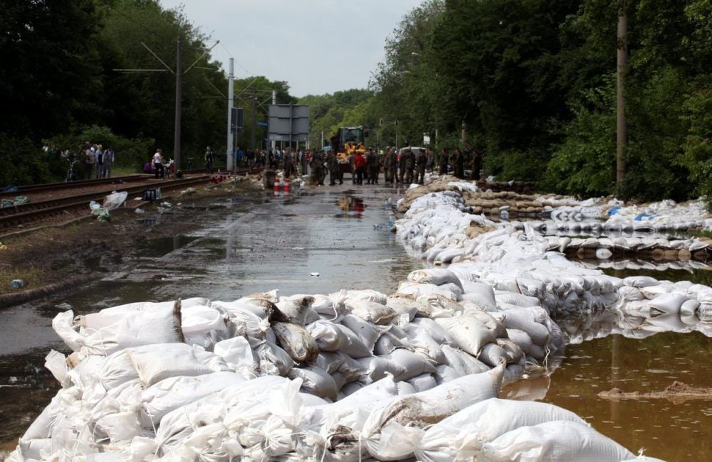 Der Gimritzer Damm ist von der Flut 2013 so stark beschädigt worden, dass er dringend erneuert werden muss. Doch Klagen verzögerten den Prozess.