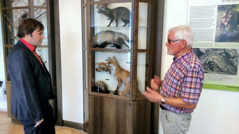Bernd Tiedeken (r.) führt Lotto-Geschäftsführer Marko Ehlebe durch die Forstausstellung im Nordflügel des Ballenstedter Schlosses.