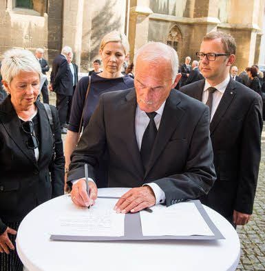 Hilmar Preißer, Beckers Nachfolger als OB, trägt sich in die Trauerliste ein.