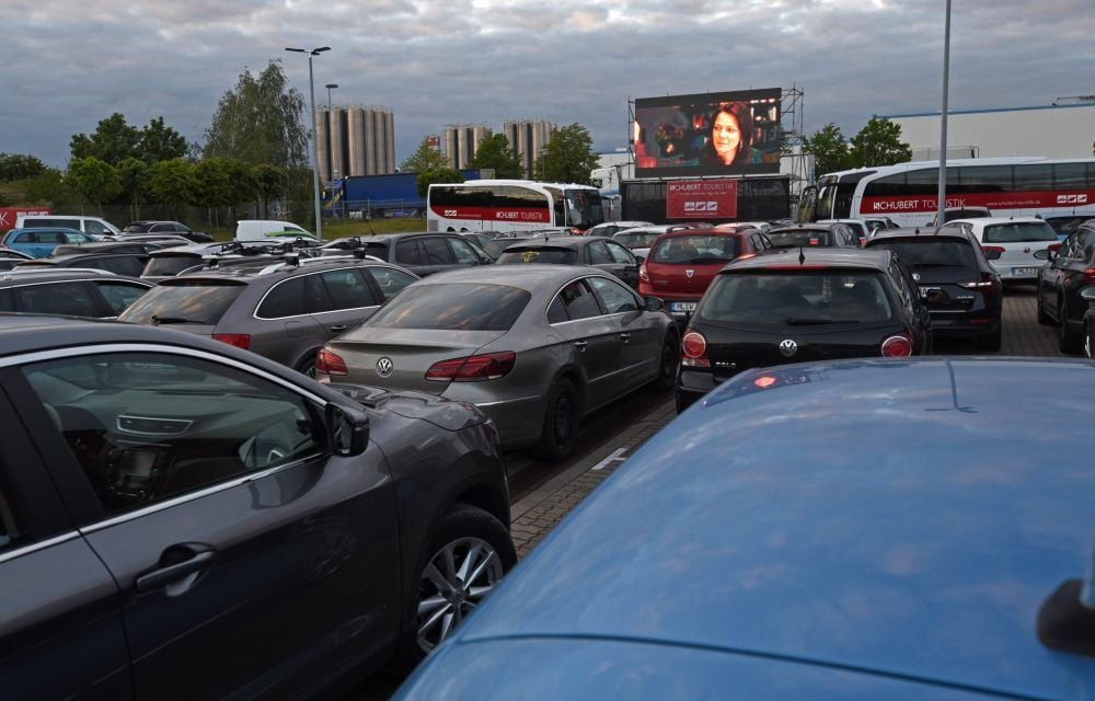 Nicht immer war der Autokino-Parkplatz in Aschersleben so gut gefüllt wie auf diesem Bild.