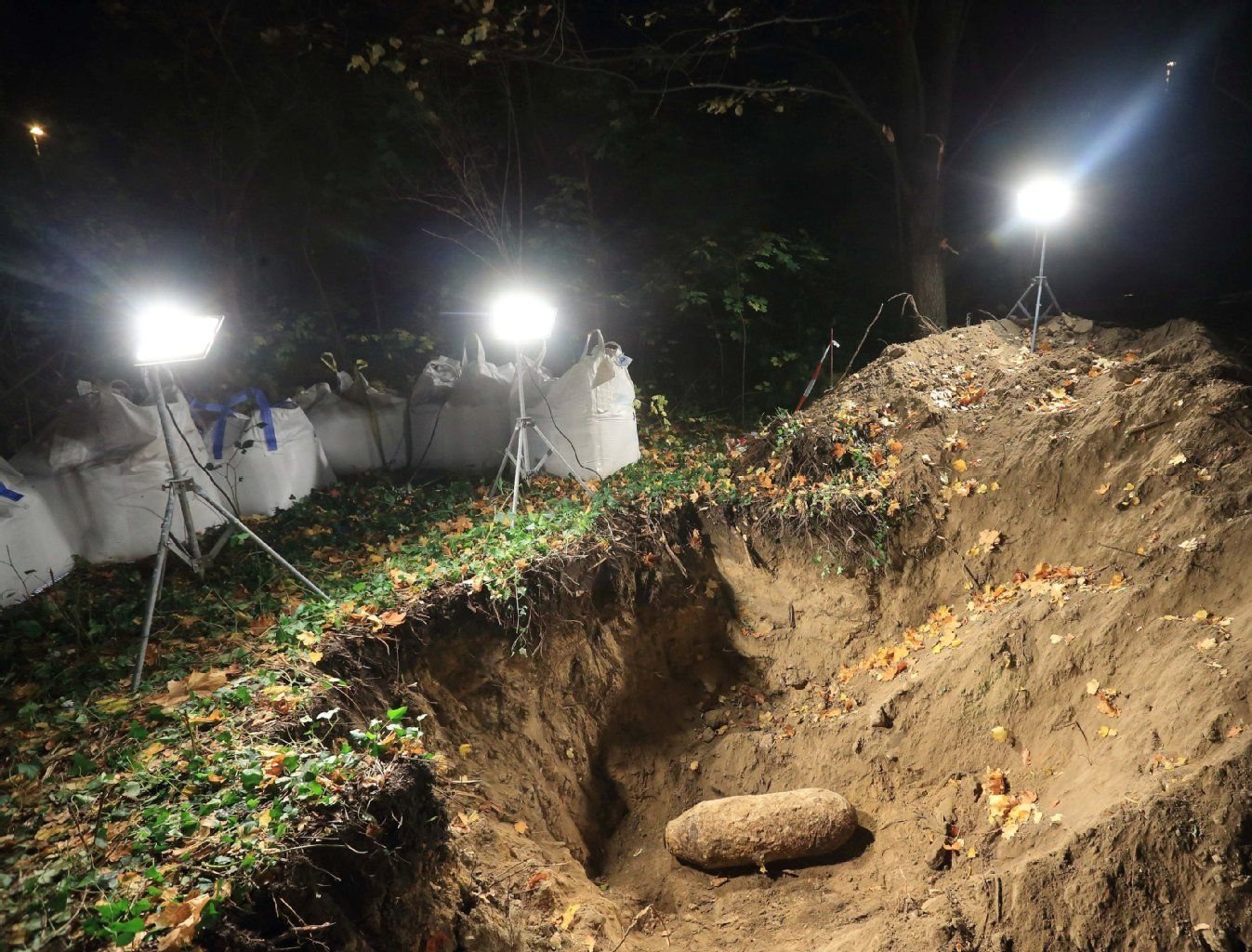 Der Fundort der Bombe wird nach der gelungenen Entschärfung ausgeleuchtet.