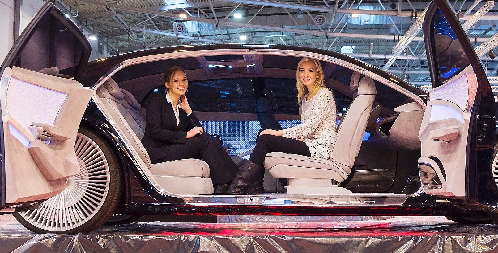 Hereinspaziert! Nicht nur der GEA von Italdesign Guigiaro ist ein echter Hingucker auf der Essen Motor Show 2015.