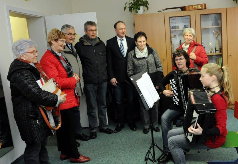 Beim Rundgang durch die neuen Räume der Musikschule machen die Gäste bei Elisabeth Beyer halt, die mit ihrer Lehrerin Heike Vogel musiziert.