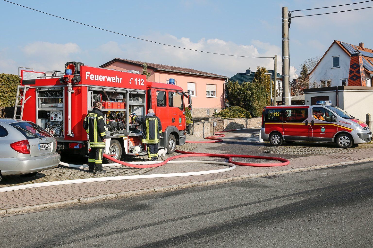 Das Brandhaus liegt am Ende einer kleinen Gasse in Milzau. Die Feuerwehr konnte die Flammen dennoch löschen.