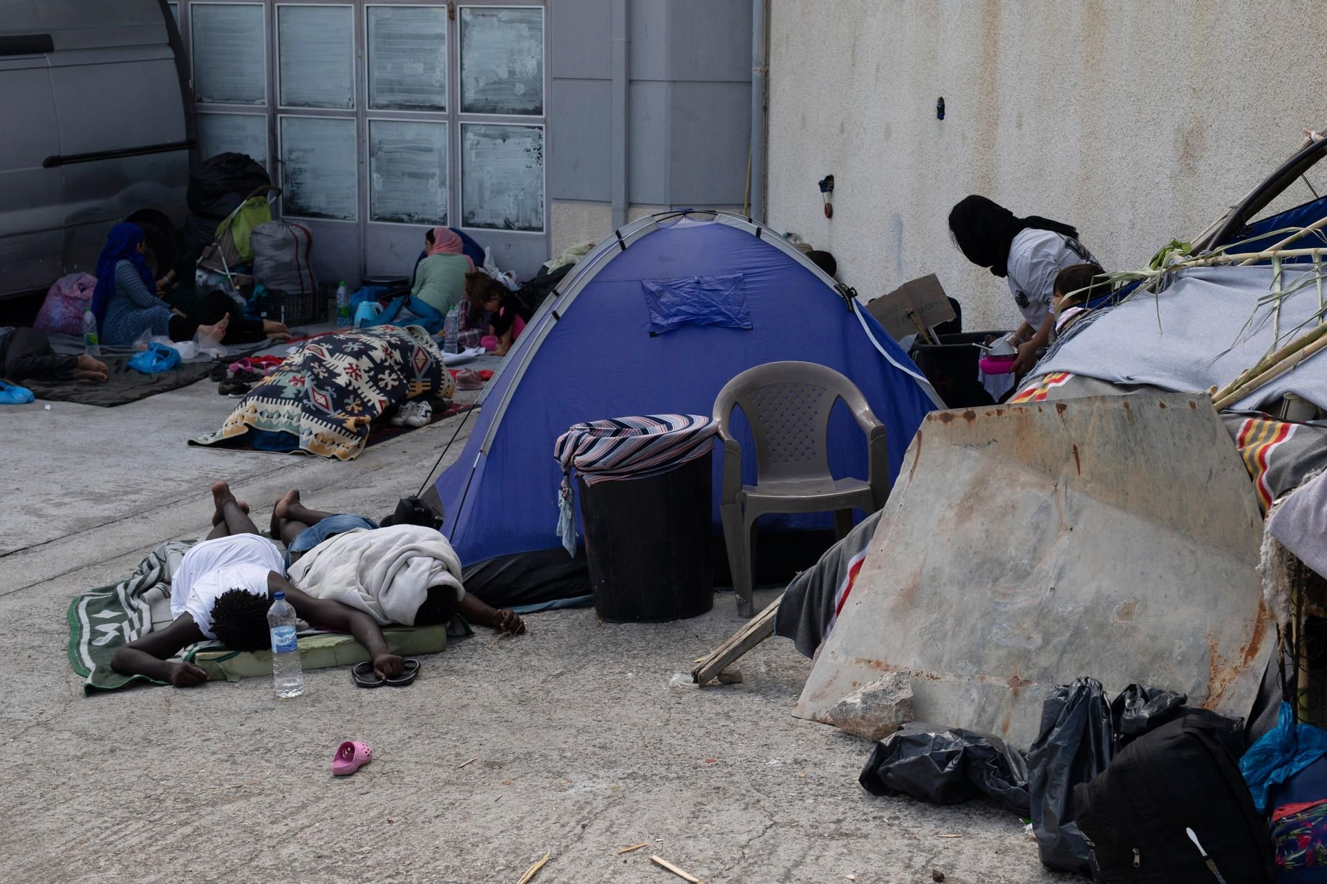 Flüchtlinge, die neben einem Zelt nahe der Inselhauptstadt Mytilene auf Lesbos schlafen.