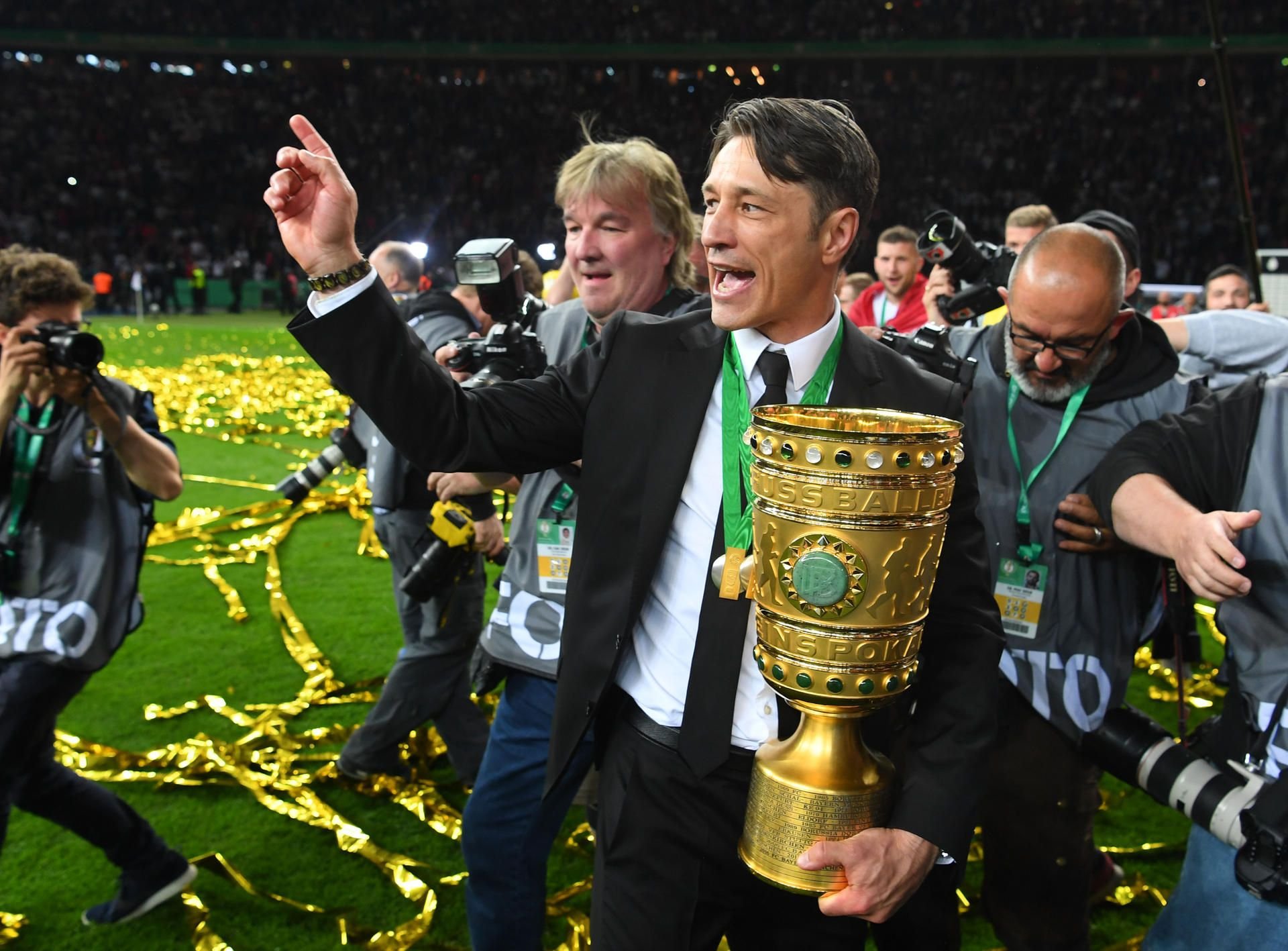 Trainer Niko Kovac von Eintracht Frankfurt jubelt über dem Sieg mit dem Pokal.