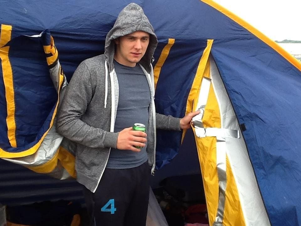 Tobias aus Dresden zeigt sein Zelt, an dem sich in der Nacht zum Samstag ein Mädchen zu schaffen gemacht hatte.