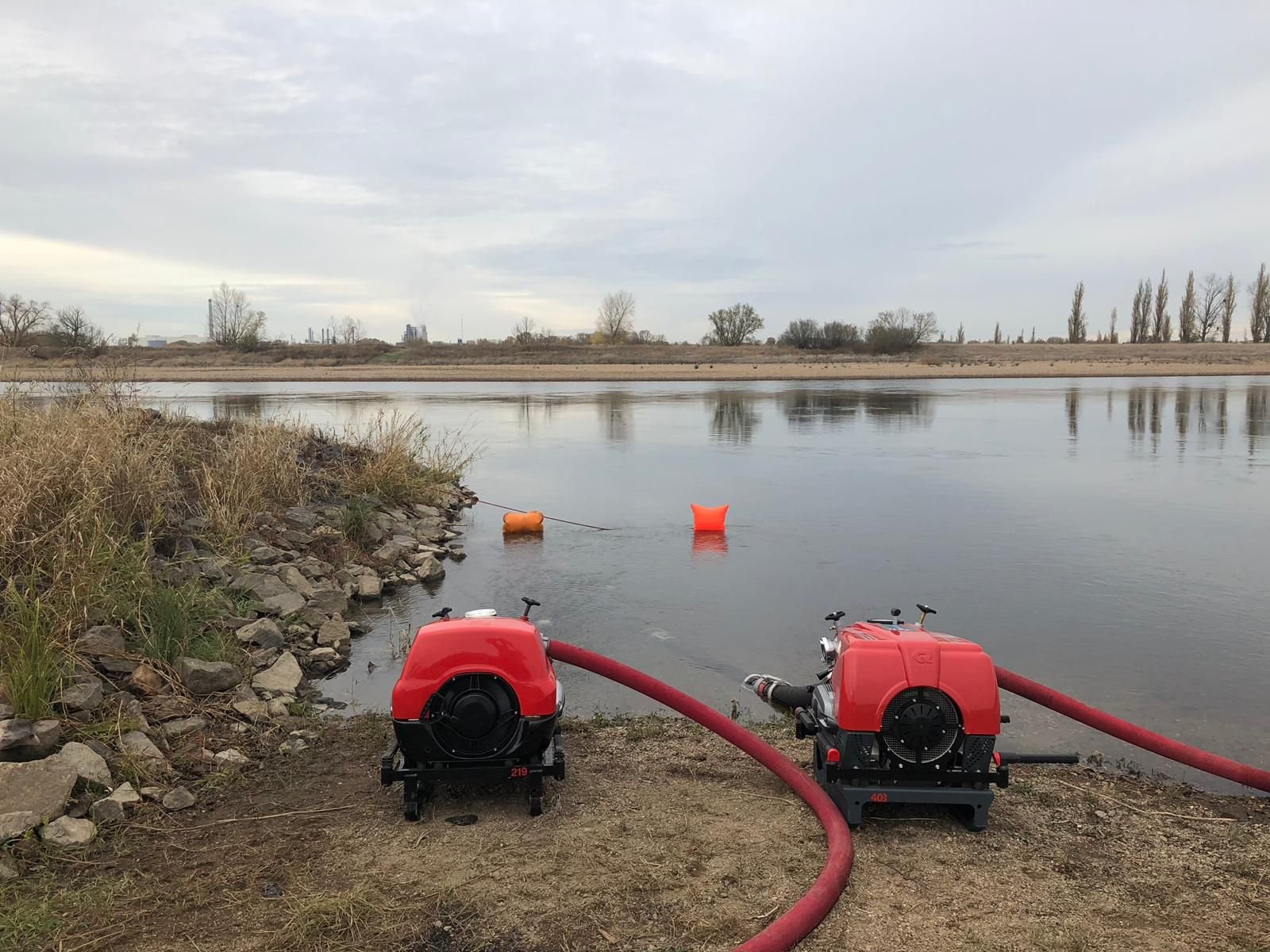 Aus rund zweieinhalb Kilometer Entfernung pumpten die Feuerwehren Löschwasser zum Einsatzort.