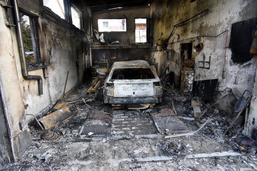 Ein Blick in die Autowerkstatt Hirsch in Kayna zeigt dieses verheerende Bild. Das Großfeuer am Dienstag zerstörte hier alles.
