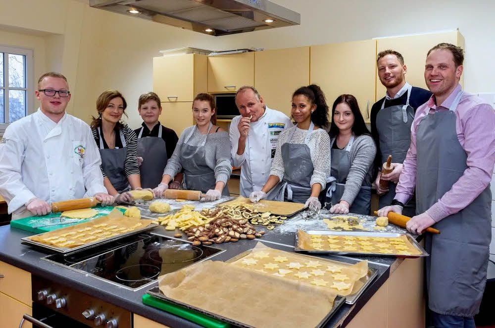 In diesem Jahr beim traditionellen MZ-Plätzchenbacken dabei: Pascal Kathe, Anna Ignatenko, Michael Nagel, Michelle Hellie, Bernd Lücke, Amelie Bea Adjikou, Jamie Lee Ann Mierth, Peter Schmidt und der Geschäftsführer des Klinikums, Lutz Heimann