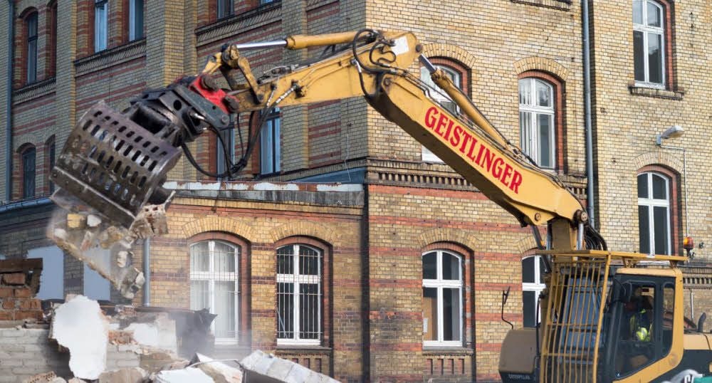 Ein Bagger frisst sich durch das Gemäuer der Sporthalle, die zur Polizeidirektion Nord in Magdeburg gehört.