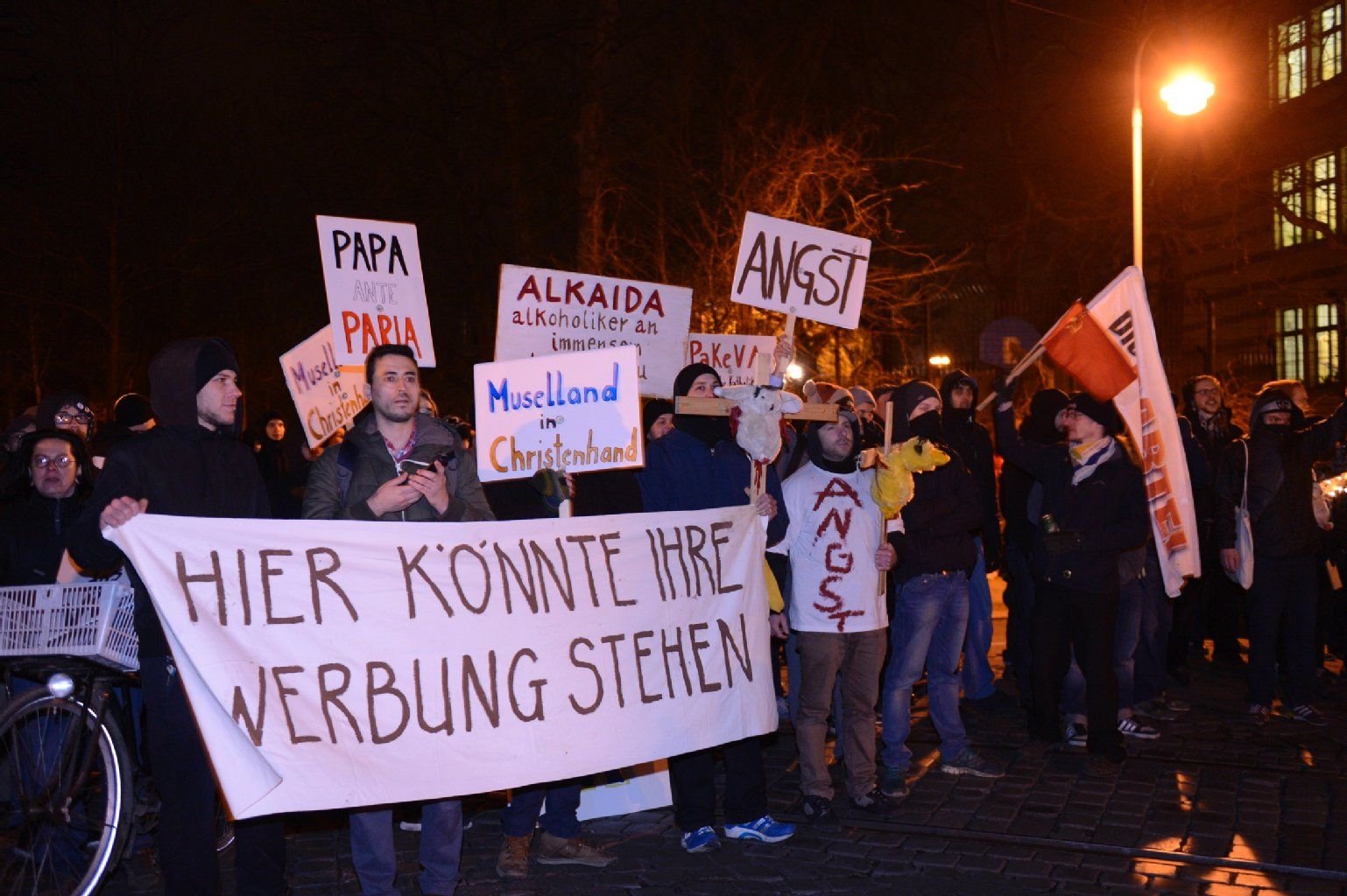 Auf dem Waldplatz haben sich über 35.000 Menschen versammelt, die gegen Fremdenfeindlichkeit und Rassismus demonstrieren.