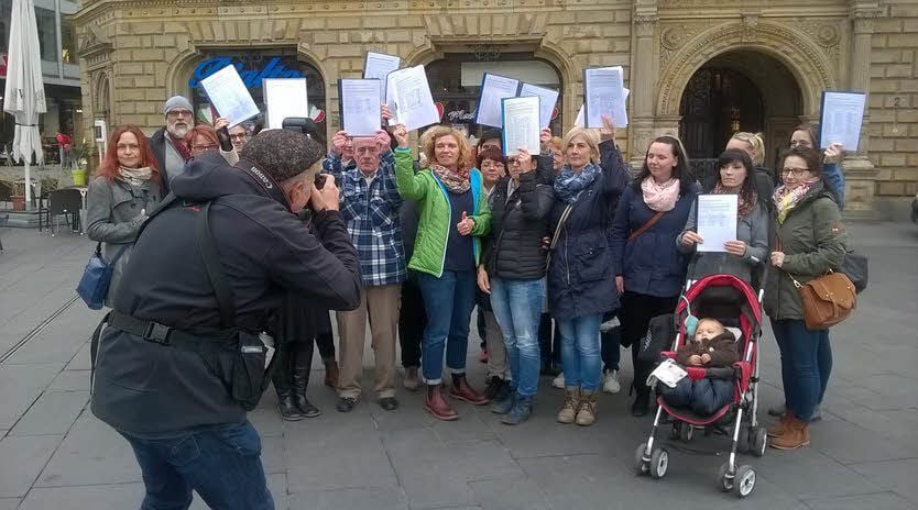Eltern und Erzieher präsentieren die Petition für den SKV-Erhalt.